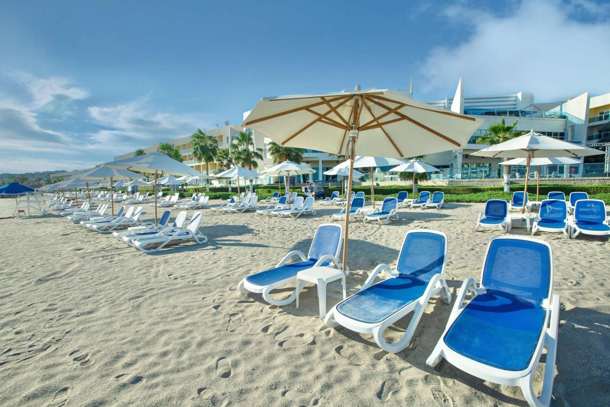 Radisson Blu Resort, פוג'יירה מראה חיצוני תמונה Beach at the Grand Hotel