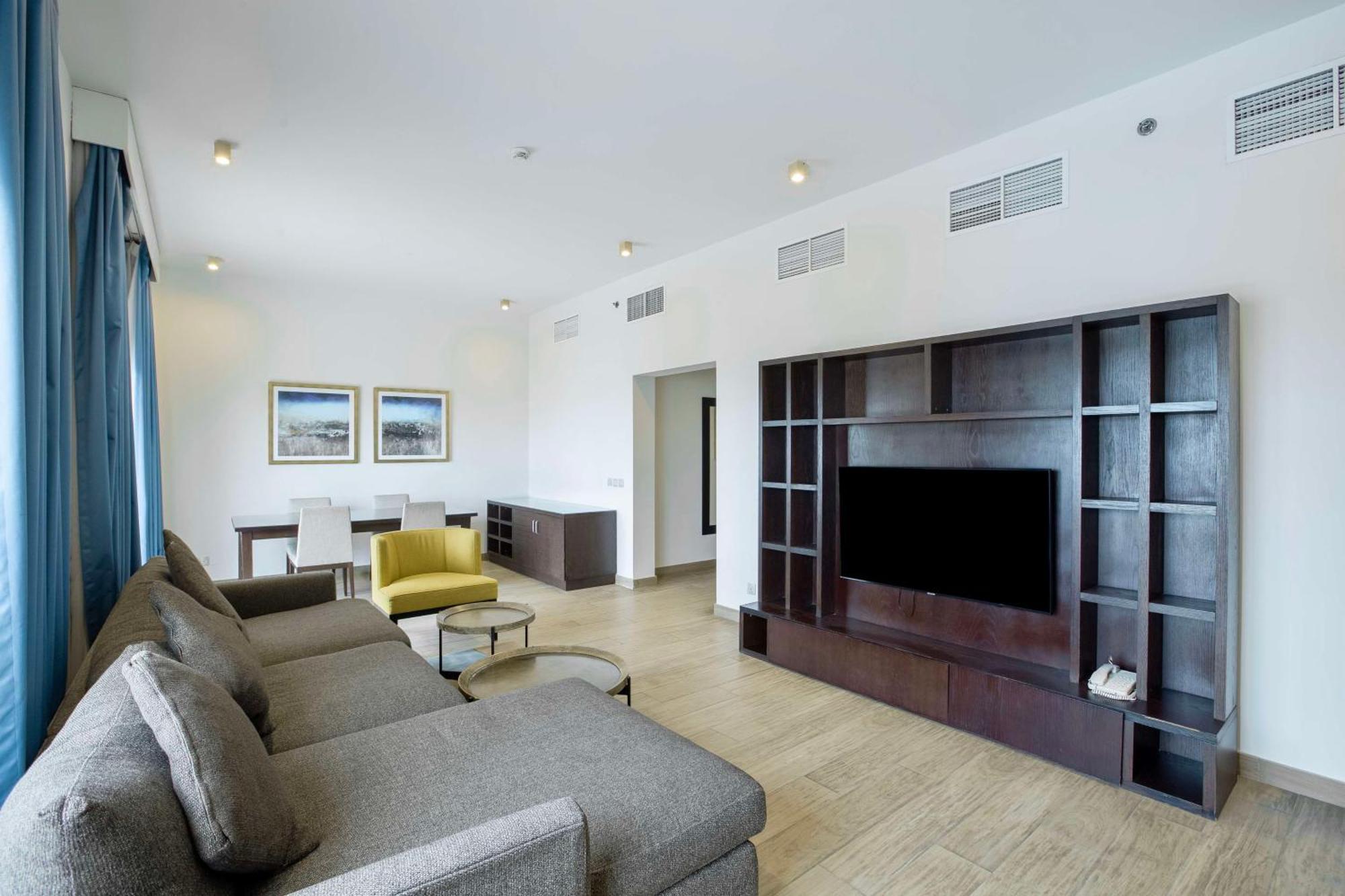 Radisson Blu Resort, פוג'יירה מראה חיצוני תמונה A living room in a suite at the Ritz-Carlton, DIFC