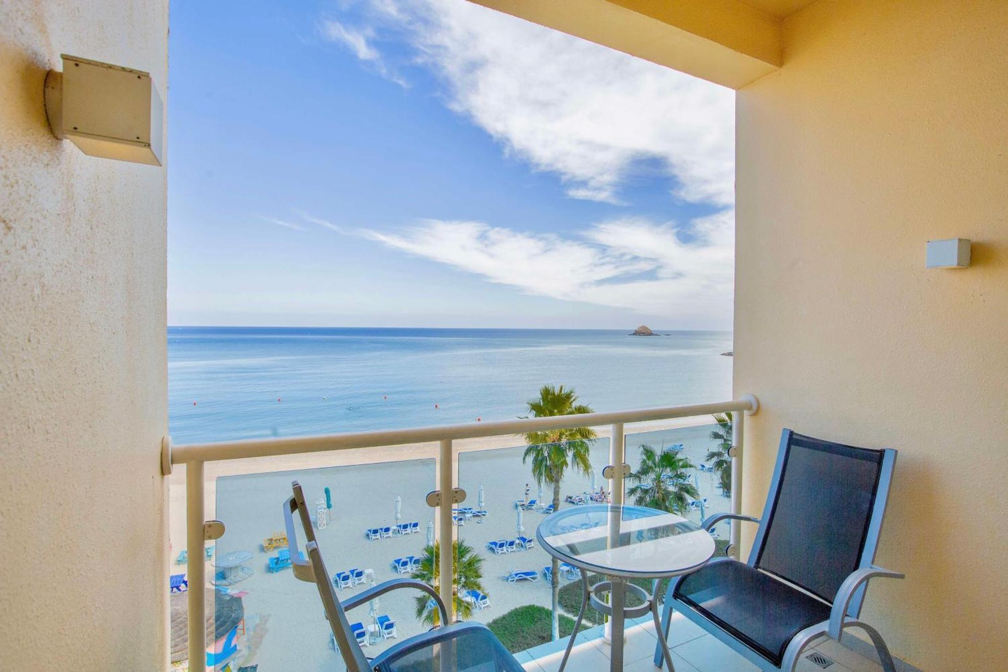 Radisson Blu Resort, פוג'יירה מראה חיצוני תמונה Balcony of a hotel room