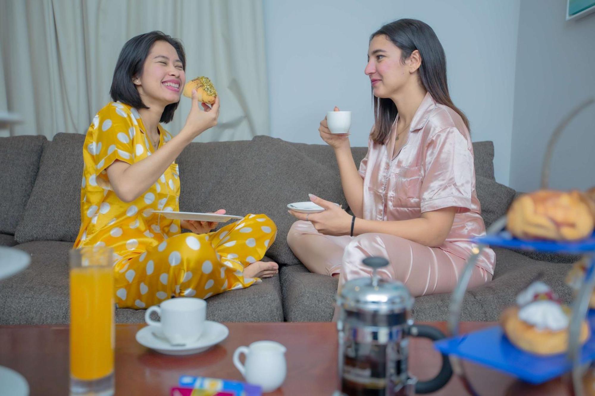 Radisson Blu Resort, פוג'יירה מראה חיצוני תמונה Two women wearing pajamas